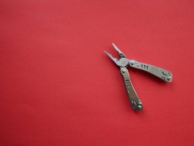 Beyaz renkli kağıt arka planda çelik saplı çok yönlü araç. Üst görünüm