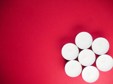 Mumlar. Kırmızı masada küçük bir mum. Daha hafif. Profesyonel fotoğraf çekimi. Profesyonel fotoğraf stüdyosu. Üst görünüm