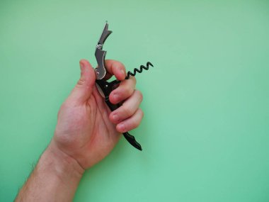 Erkekler arka planda metal tirbuşon tutuyorlar. Üst görünüm