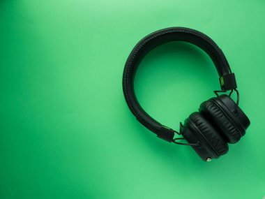 Renkli kağıt arka planda klasik kablosuz kulaklıklar. Retro tarzı. 80 'ler. Popüler kültür. Üst Manzara. Asgari Müzik Konsepti