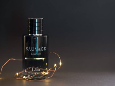 Dior 'dan Sosisli Parfüm. Arka planda Fransız Moda Evi Christian Dior 'dan 