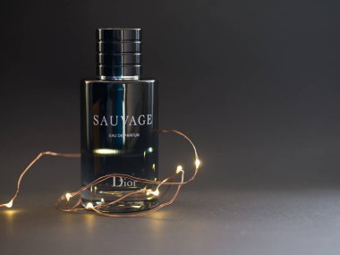 Dior 'dan Sosisli Parfüm. Arka planda Fransız Moda Evi Christian Dior 'dan 