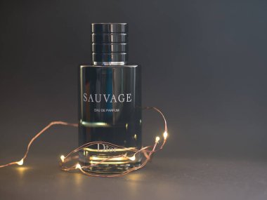 Dior 'dan Sosisli Parfüm. Arka planda Fransız Moda Evi Christian Dior 'dan 