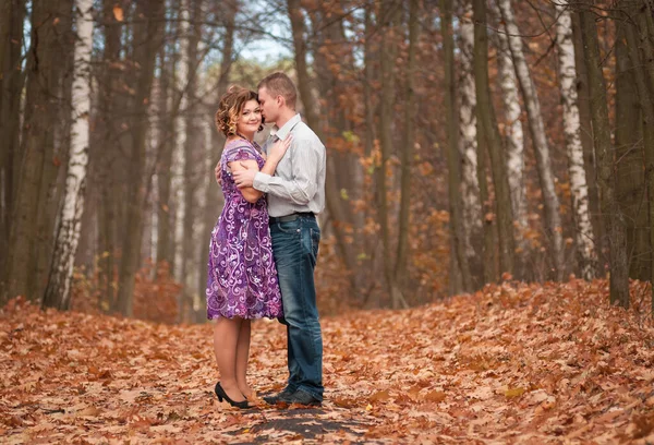 Verliebtes Paar Spaziert Herbstpark — Stockfoto