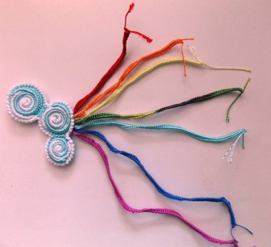 Tığ işi İrlanda danteli tekniğini kullanır.