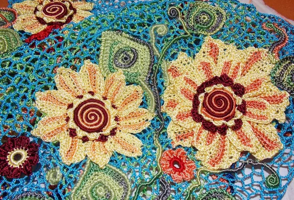 Tığ işi İrlanda danteli tekniğini kullanır.