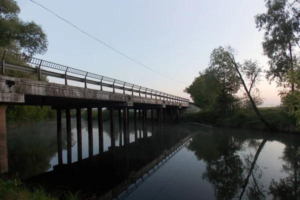Мост Через Реку Утром — стоковое фото