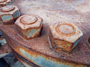 Hurda bir metal yığınının içindeki paslı metal.