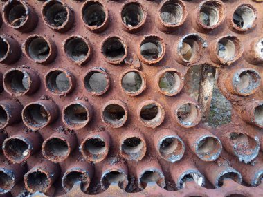 Hurda bir metal yığınının içindeki paslı metal.