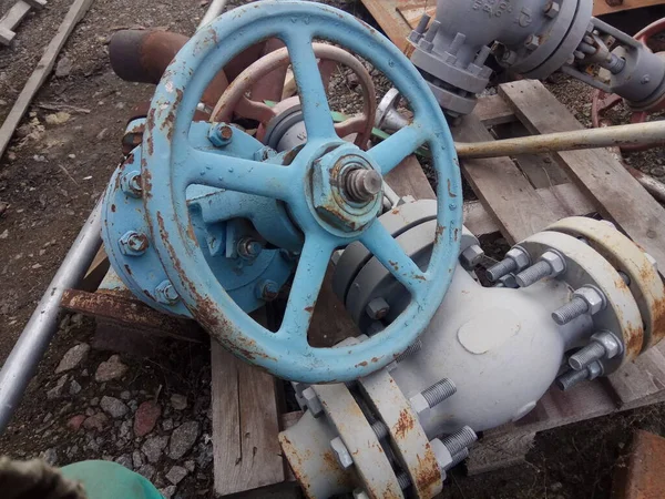 Hurda bir metal yığınının içindeki paslı metal.