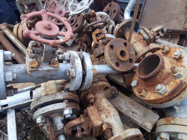 Hurda bir metal yığınının içindeki paslı metal.