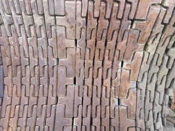 Hurda bir metal yığınının içindeki paslı metal.