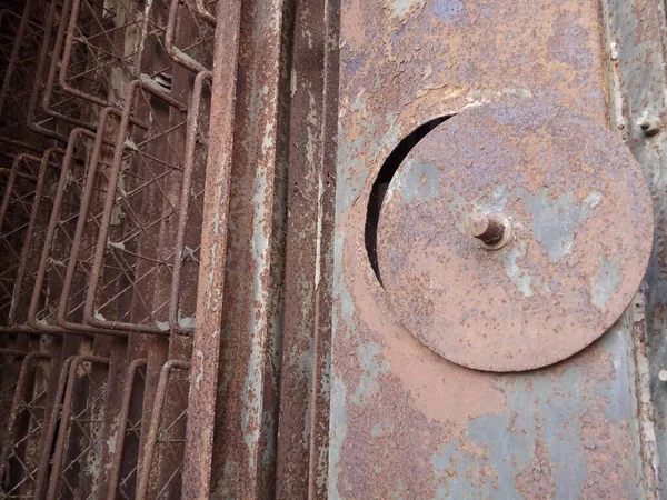 Hurda bir metal yığınının içindeki paslı metal.