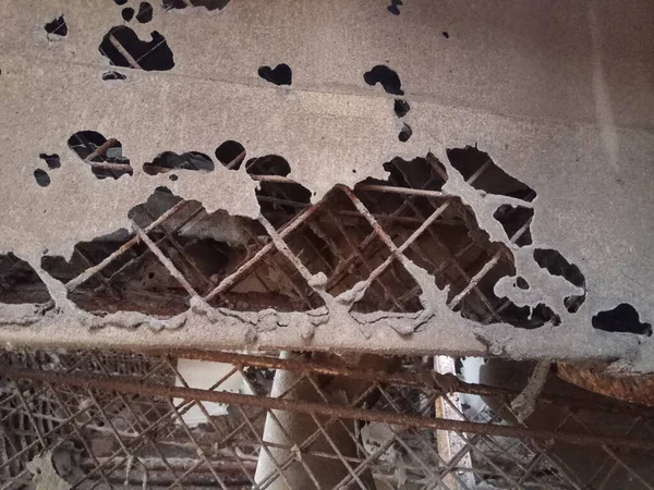 Hurda bir metal yığınının içindeki paslı metal.