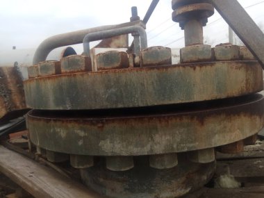 Hurda bir metal çöplüğünde paslı metal yapılar.