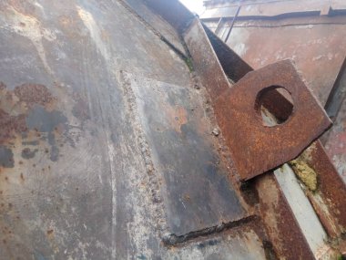 Hurda bir metal çöplüğünde paslı metal yapılar.