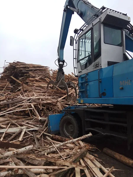Odun parçaları üretimi ve yüklenmesi için endüstriyel ekipman