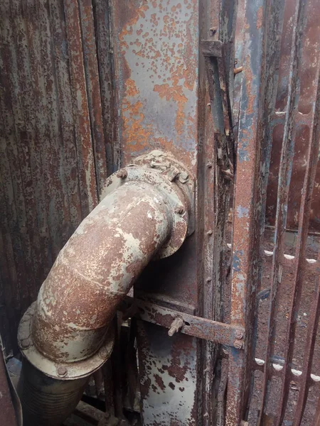 Hurda bir metal çöplüğünde paslı metal yapılar.