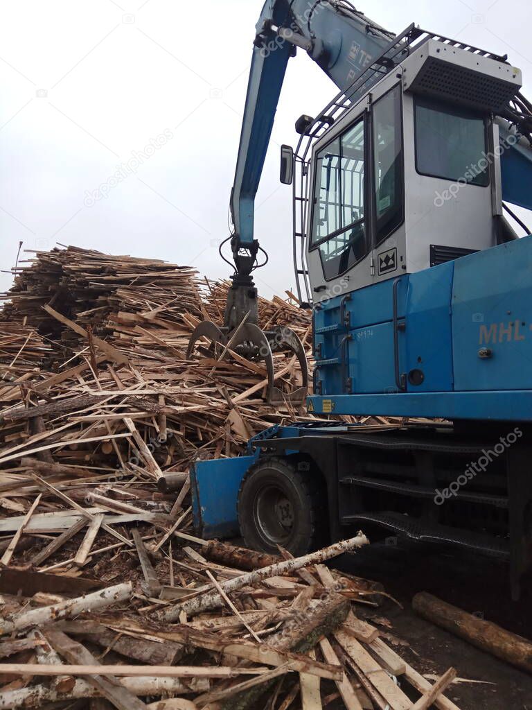 industrial equipment for the production and loading of wood chips