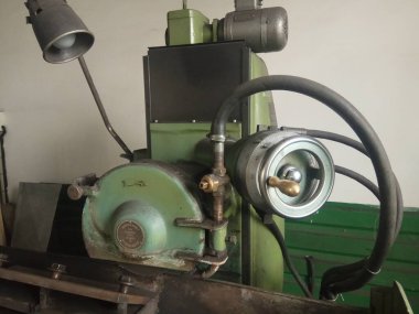 Sovyet yapımı endüstriyel torna.