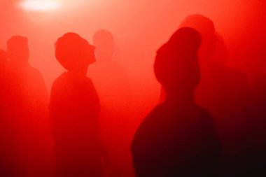 İnsanlar tekno partisinde dans ediyor.