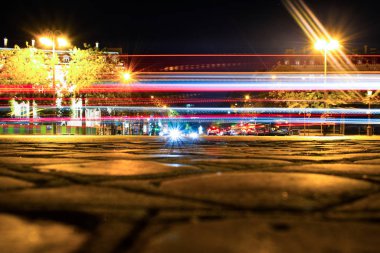 Paris sokaklarında uzun pozlama fotoğrafı