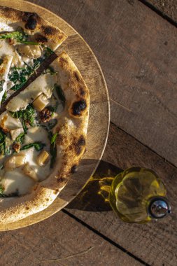 Peynirli, ıspanaklı ve armutlu ev yapımı pizza.