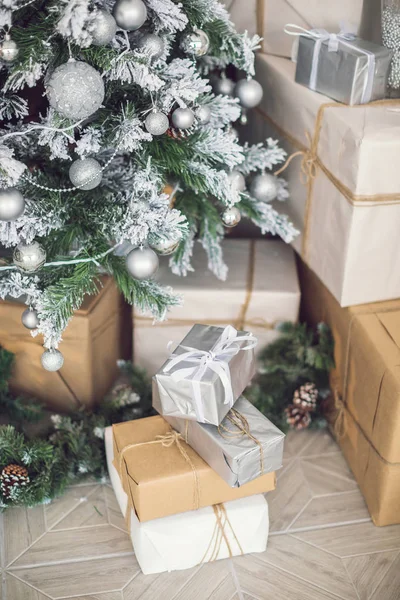Yeni yıl, Noel ağacı, hediyeler ve oyuncaklar