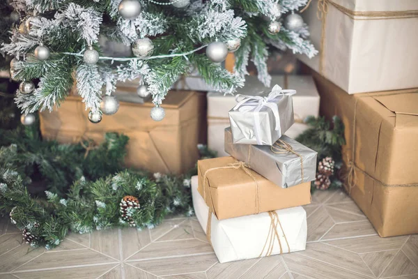 Yeni yıl, Noel ağacı, hediyeler ve oyuncaklar