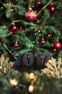 Yeni yıl, numaraları ahşap, çelenk ve oyuncaklar ile Noel ağacı