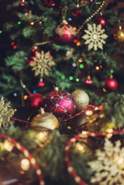 Yeni yıl Noel topları ve çelenk