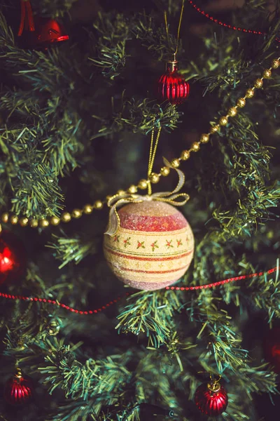 Yeni yıl Noel topları ve çelenk
