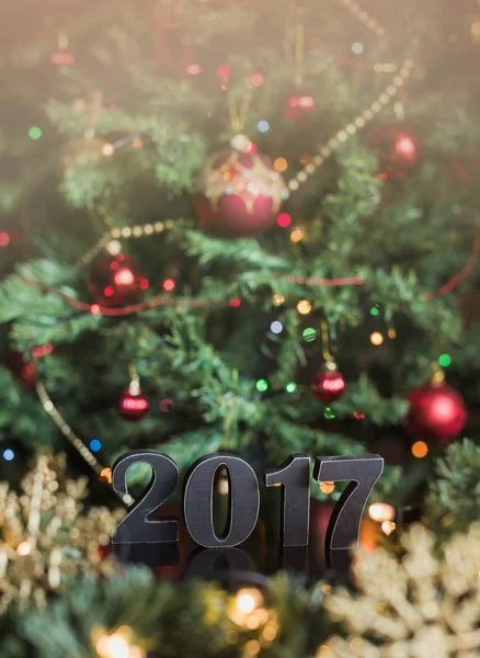 Yeni yıl, numaraları ahşap, çelenk ve oyuncaklar ile Noel ağacı