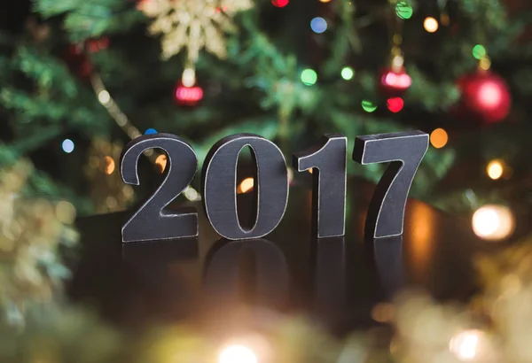 Yeni yıl, numaraları ahşap, çelenk ve oyuncaklar ile Noel ağacı