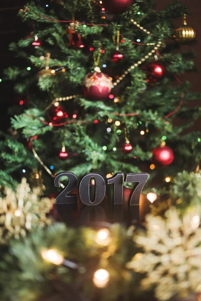 Yeni yıl, numaraları ahşap, çelenk ve oyuncaklar ile Noel ağacı