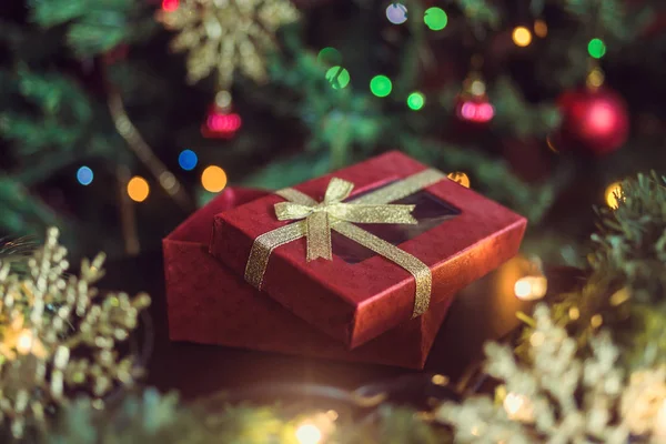 Noel ağacının altında yeni yıl hediyesi, yılbaşı ağacı süsler ve çelenk