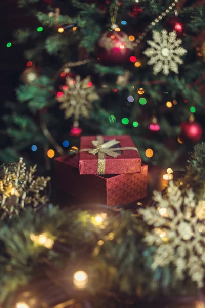 Noel ağacının altında yeni yıl hediyesi, yılbaşı ağacı süsler ve çelenk
