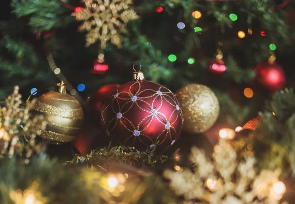 Yeni yıl Noel topları ve çelenk