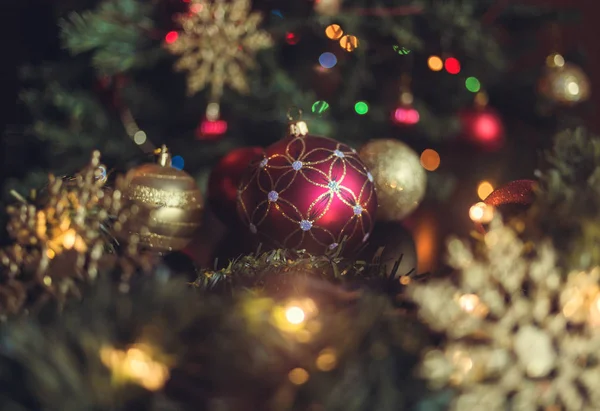 Yeni yıl Noel topları ve çelenk