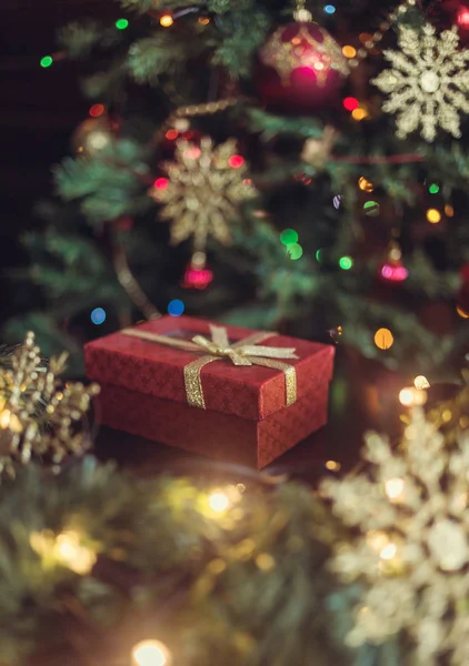 Noel ağacının altında yeni yıl hediyesi, yılbaşı ağacı süsler ve çelenk