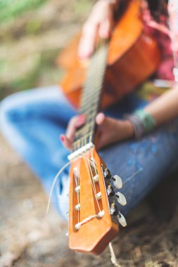 Gitar çalmak, el Bilezikler ve halkalar