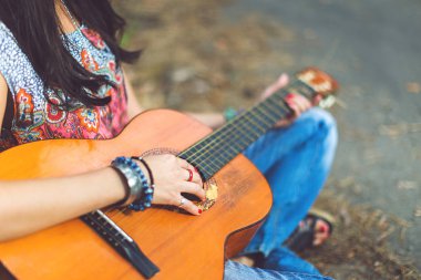 Gitar çalmak, el Bilezikler ve halkalar