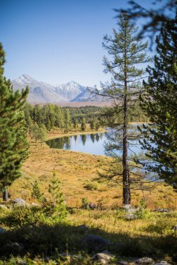 Dağlardaki güzel kristal göl
