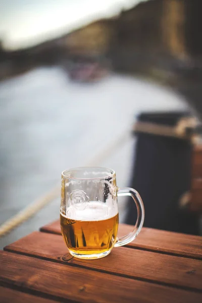 Bir bardak bira masanın üstünde.