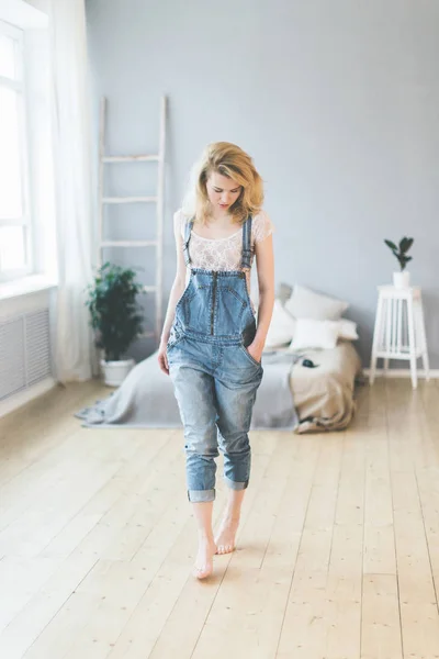 Sabahları denim giysiler içindeki genç kız