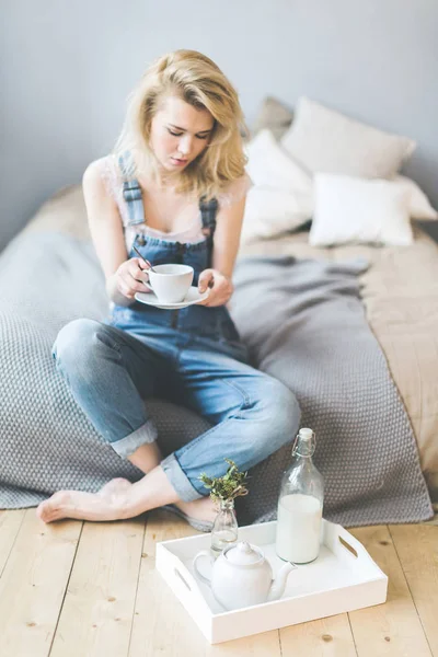 Sabahları denim giysiler içindeki genç kız
