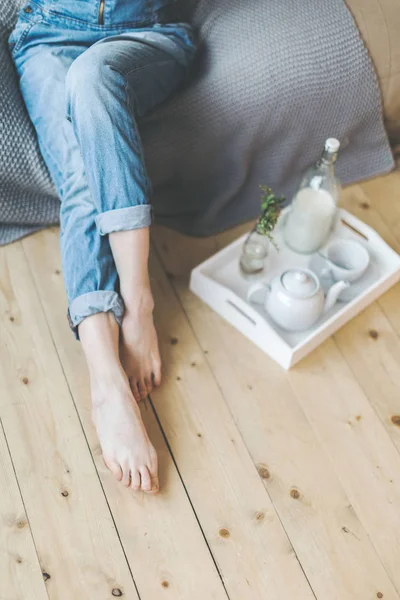 Sabahları denim giysiler içindeki genç kız