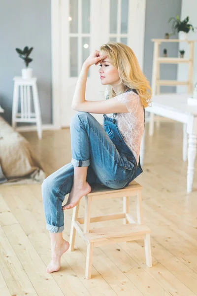 Sabahları denim giysiler içindeki genç kız