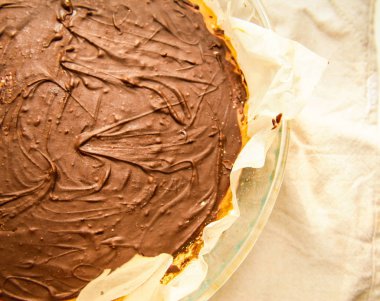 Çikolatalı pasta plaka üzerinde. Üstten Görünüm.