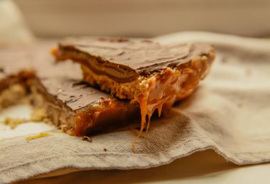 Çikolatalı pasta plaka üzerinde. Üstten Görünüm.